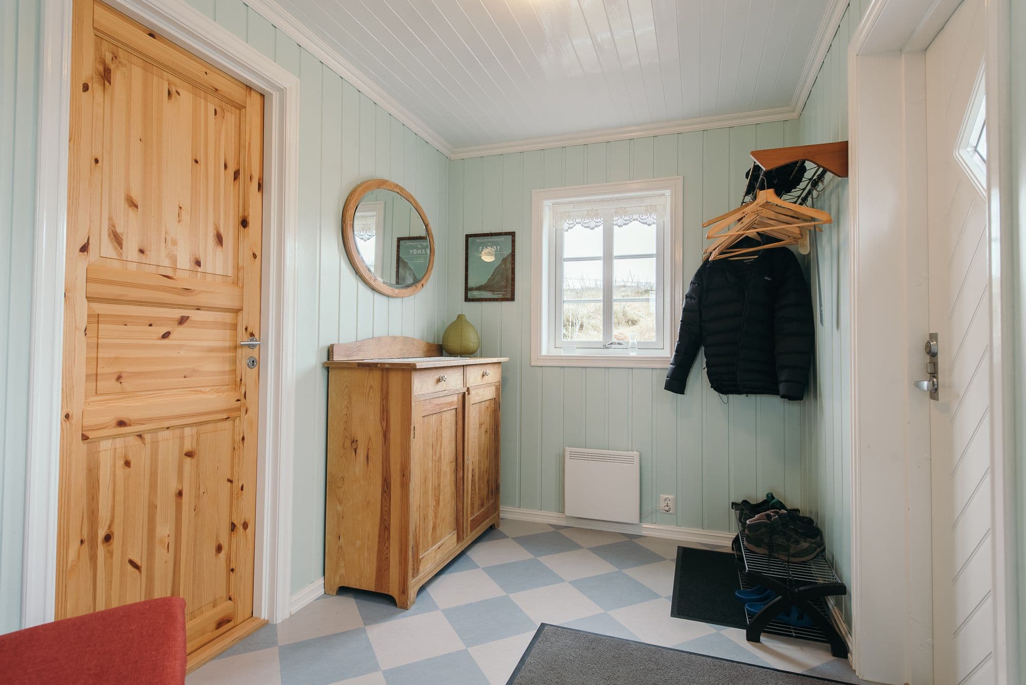 Lyst inngangsparti med lukket dør inn til soverom