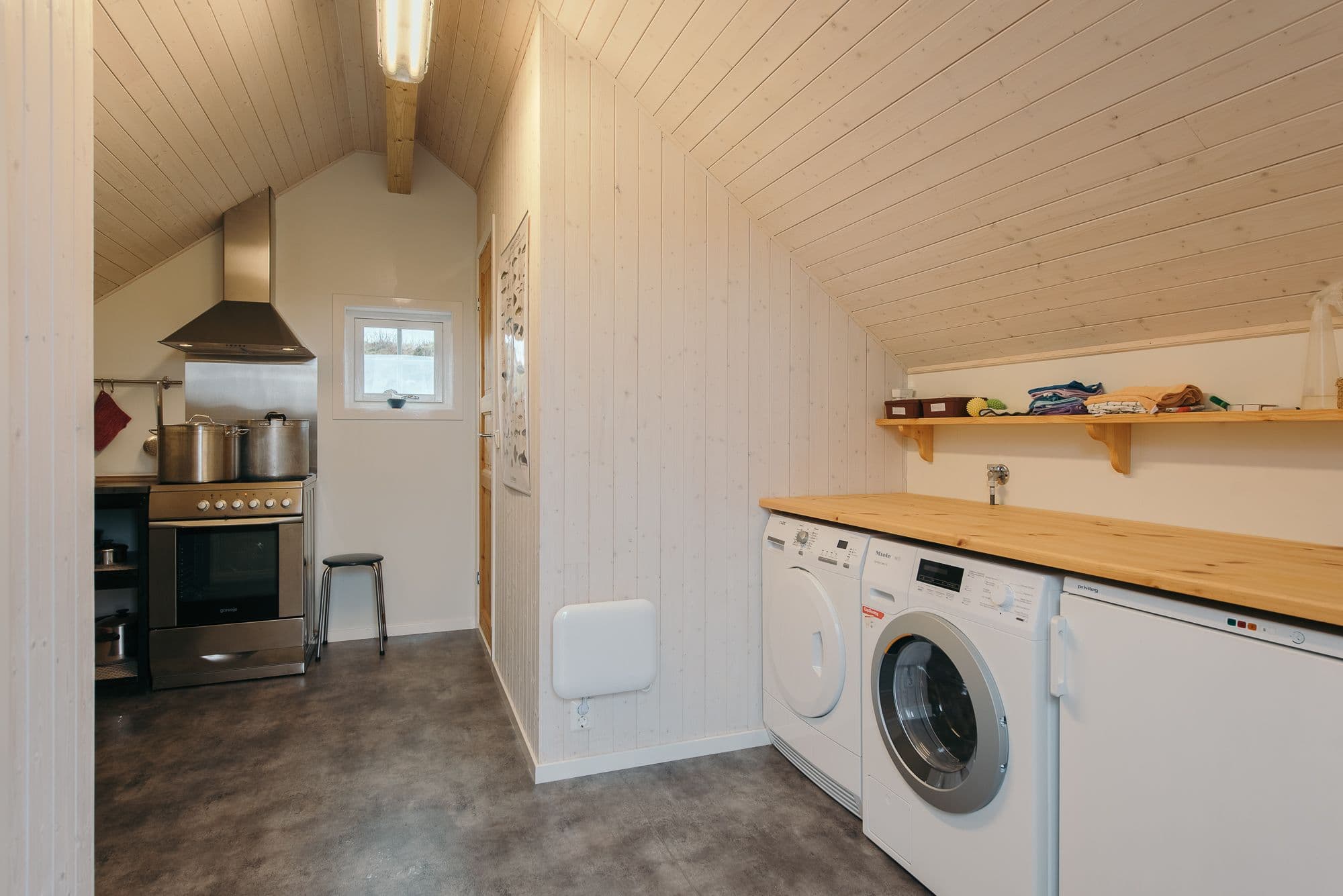 Vaskerom med fryseboks, vaskemaskin og tørketrommel