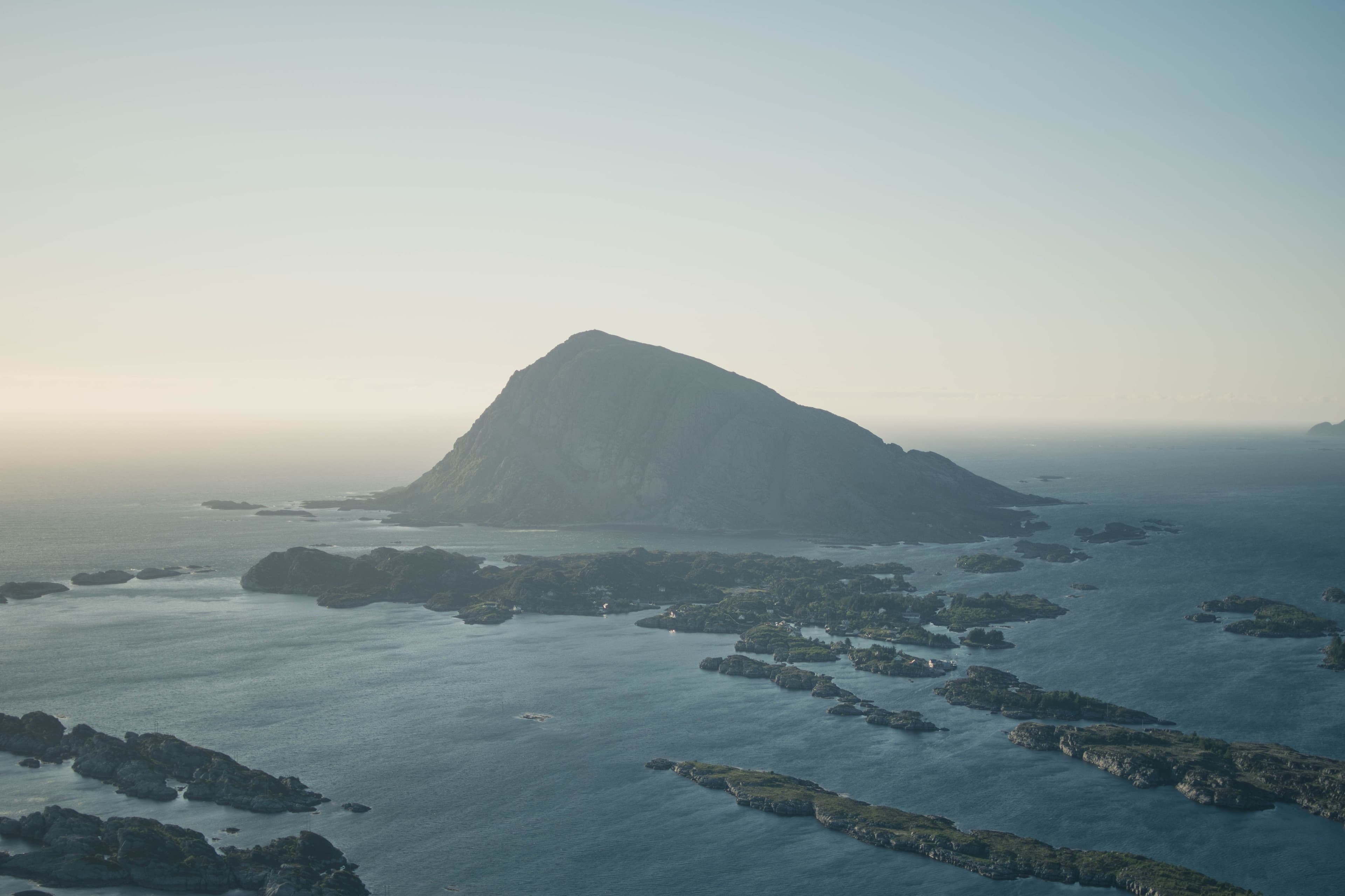 Utsikt fra Blåkollen ut mot øygruppen Batalden