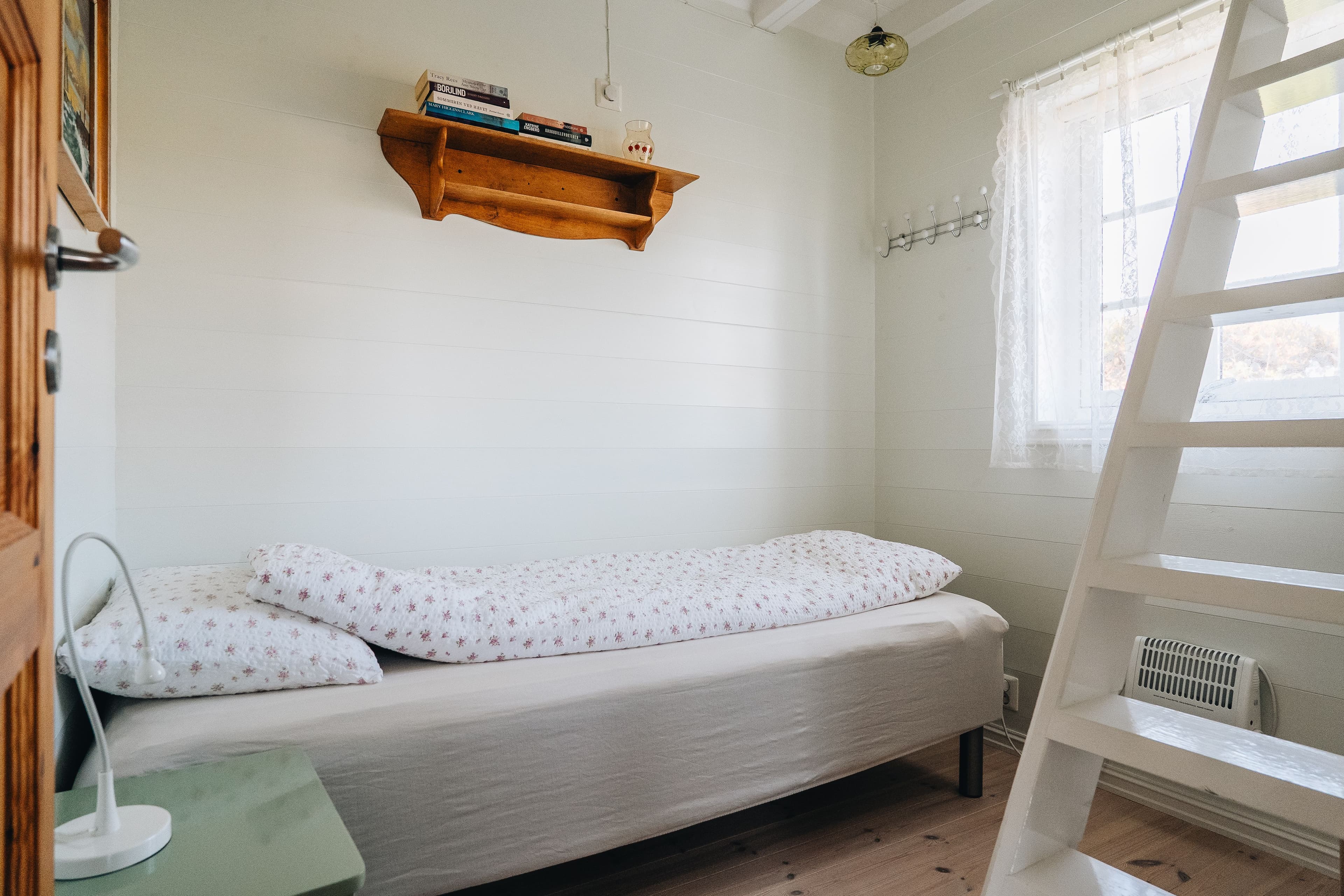 Soverom med en enkeltseng, og trapp opp til hems