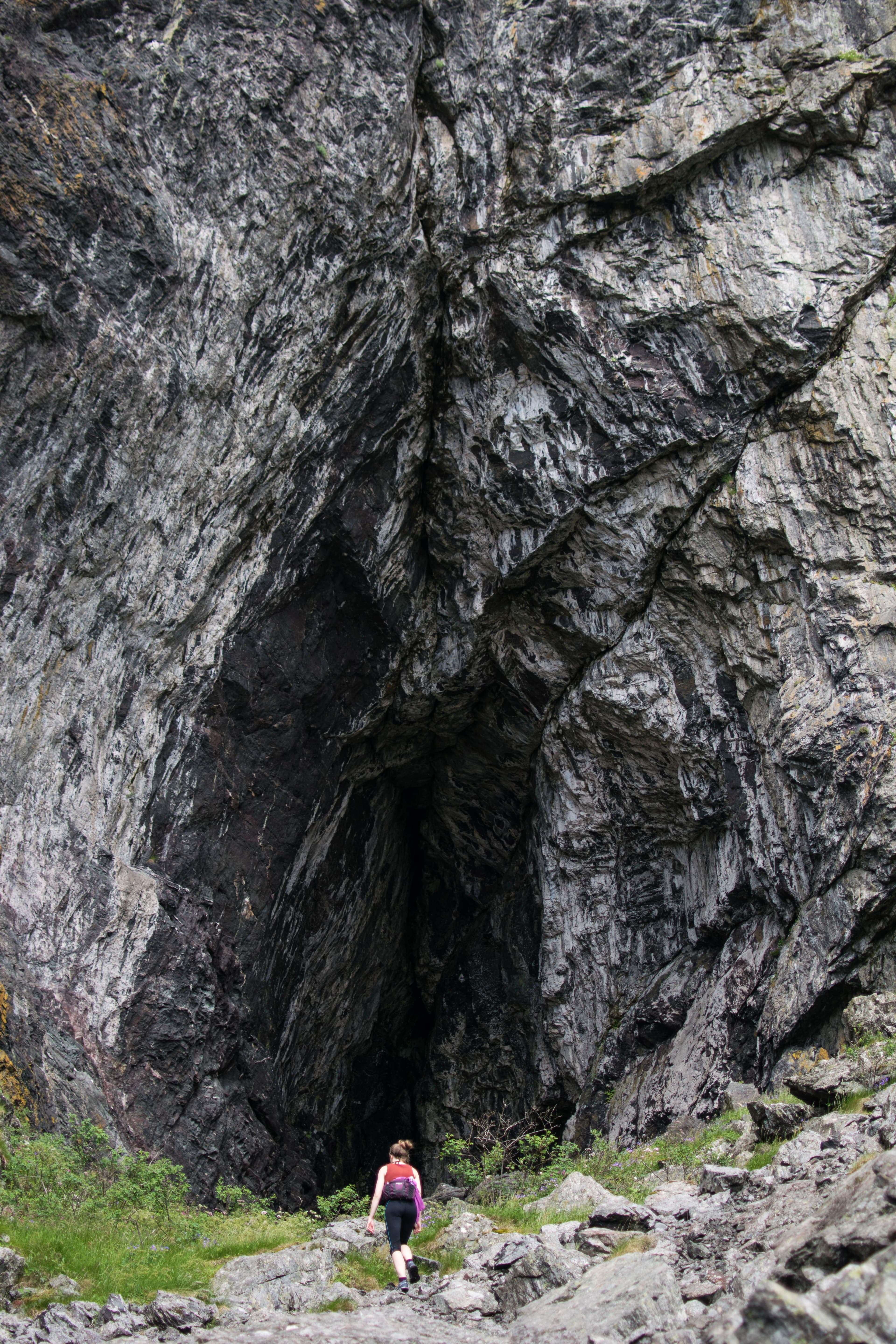 Kvinne på vei inn i grotten på Lille Batalden