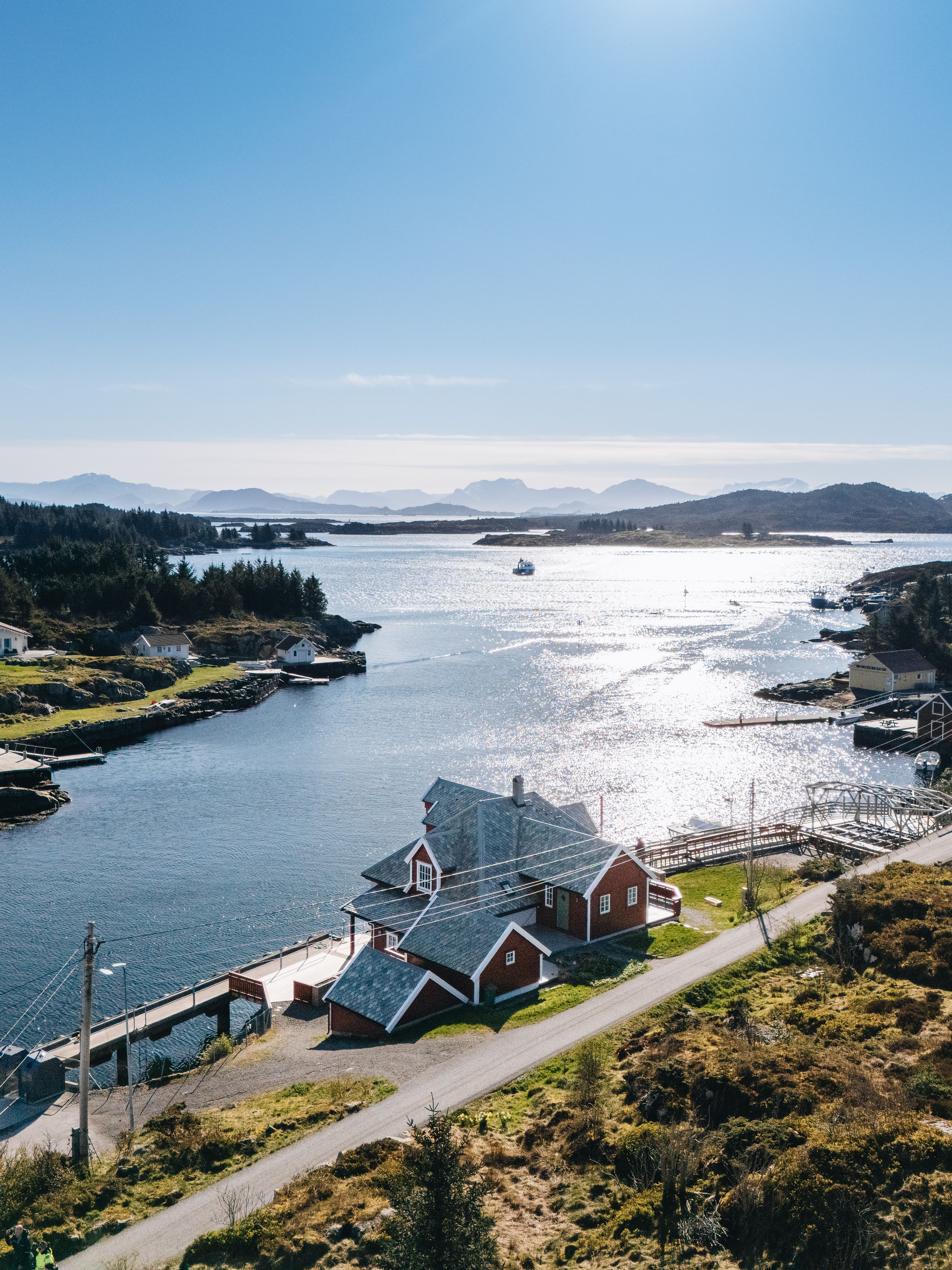 Batalden Ishus sett ovenfra, med Fanøyvågen i bakgrunnen