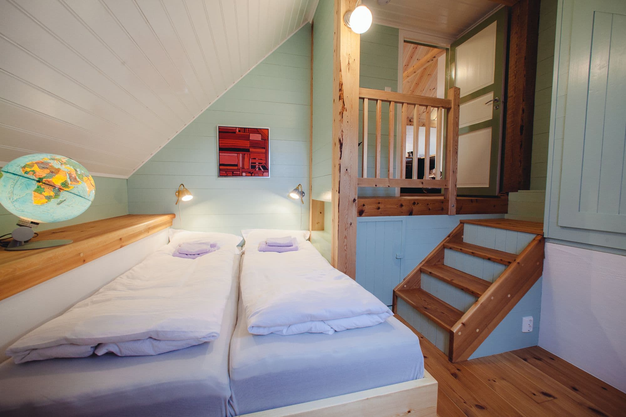 Soverom med dobbeltseng, og trapp opp til inngangsdøren