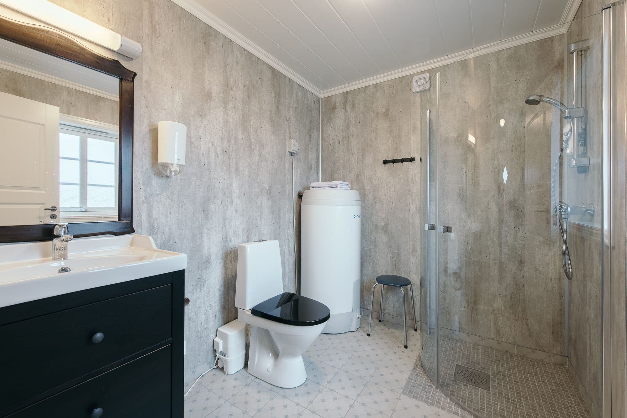 Bad med vask, toalett og dusj