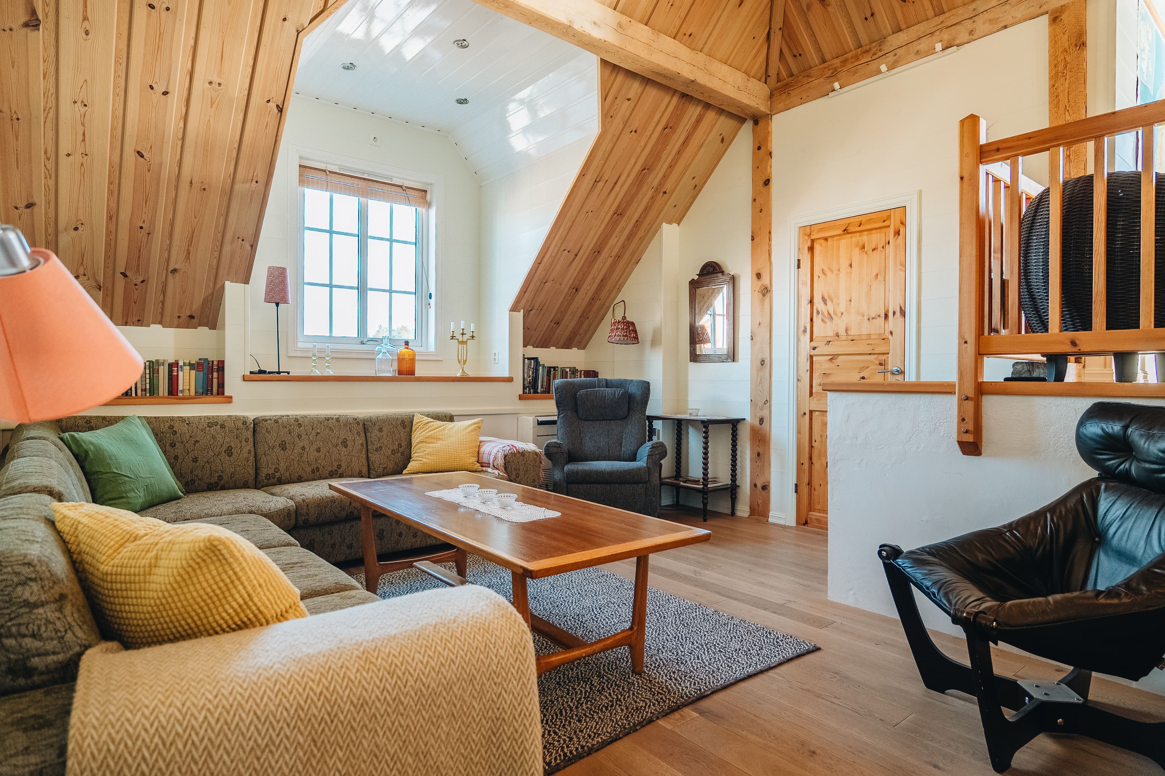 Stue med grønn sofa