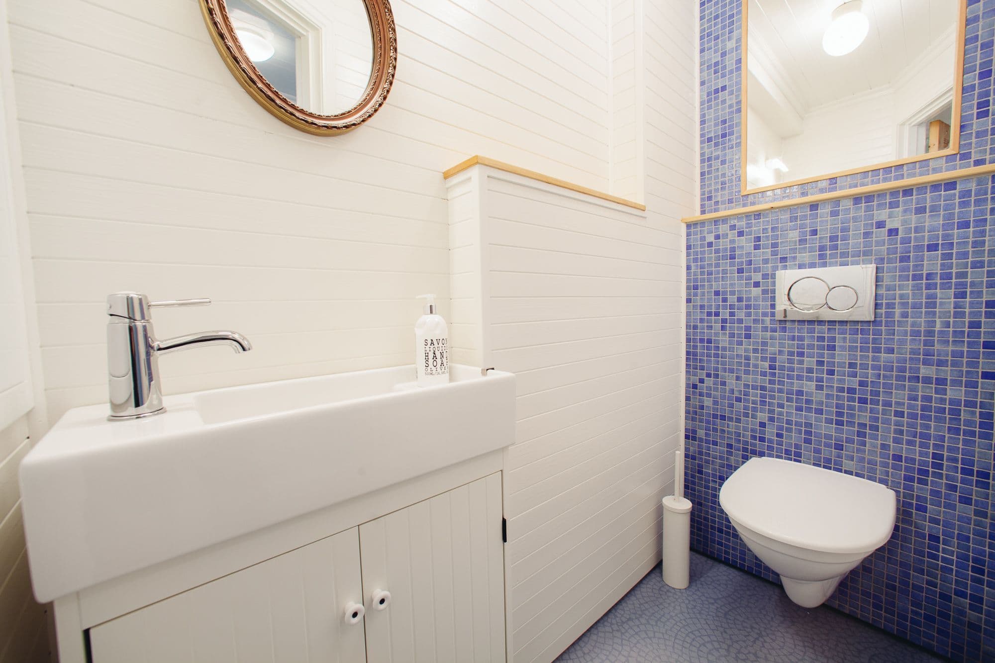 Flislagt bad med vask og toalett