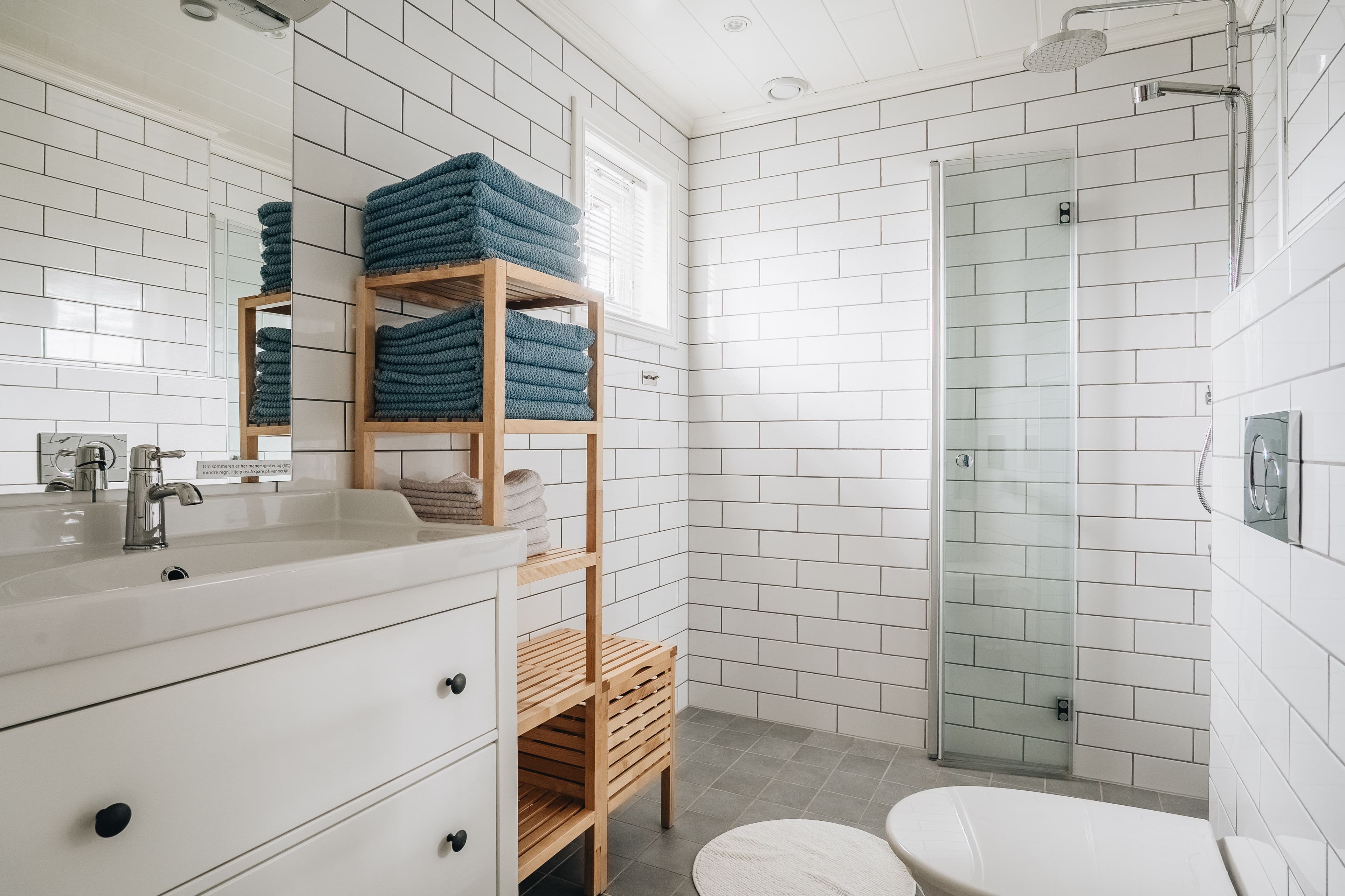 Bad med vask, dusj og toalett