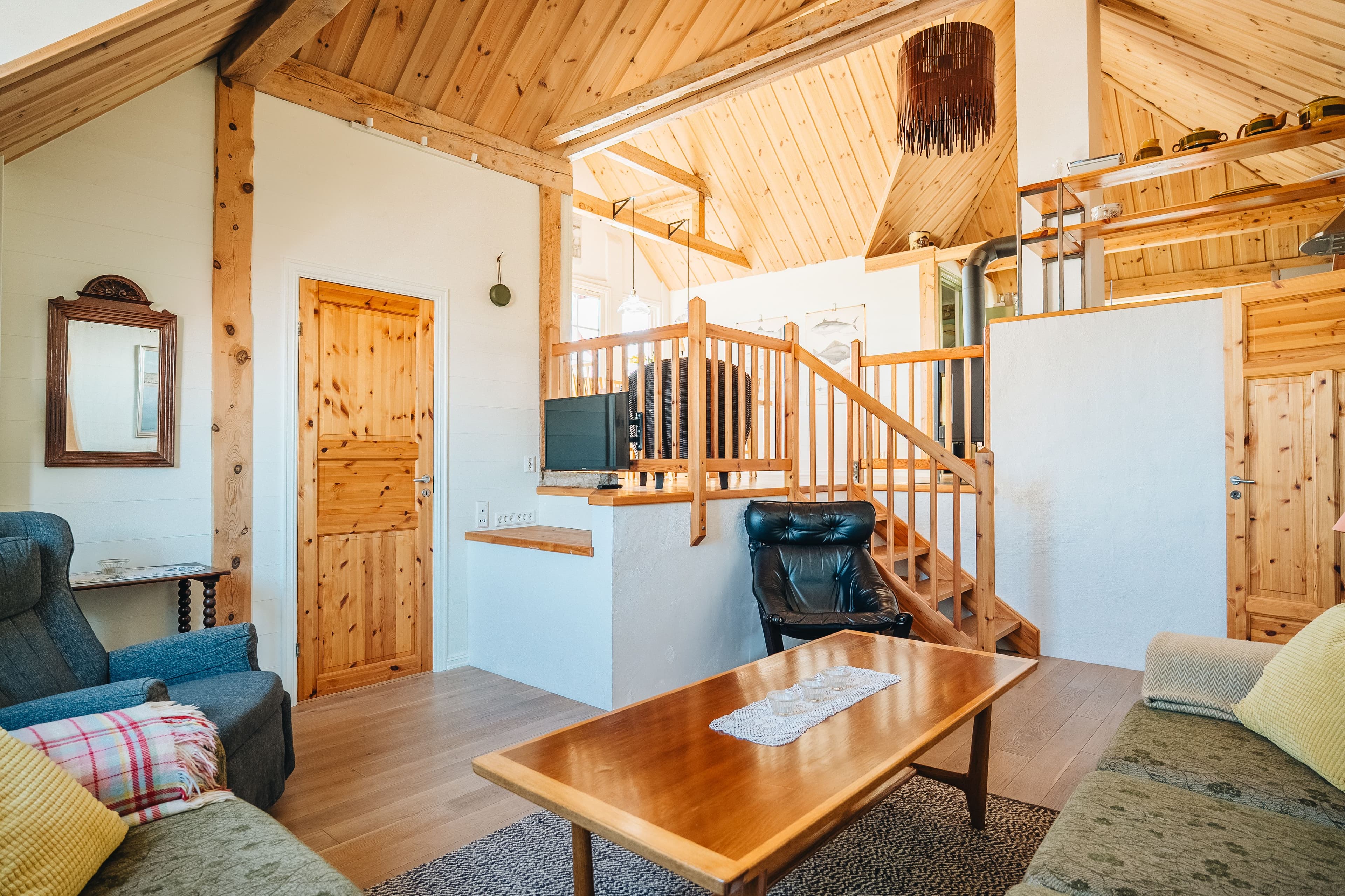 Stue, og trapp opp til kjøkken