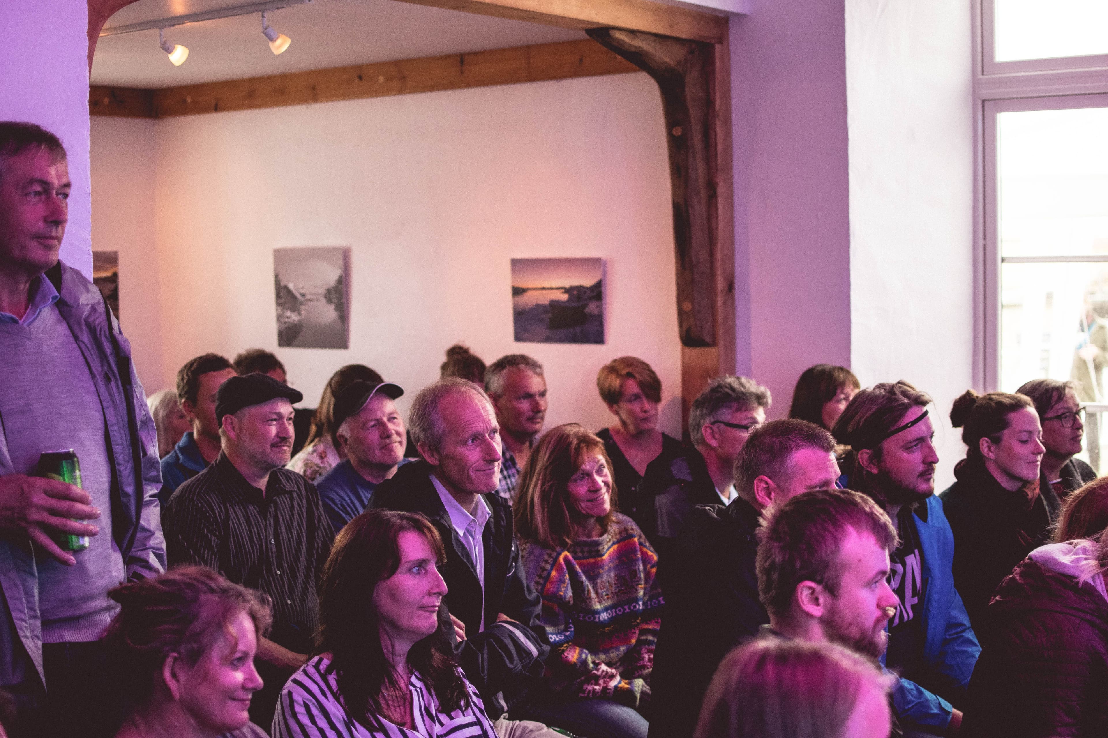 Publikum bestående av mennesker i forskjellig alder