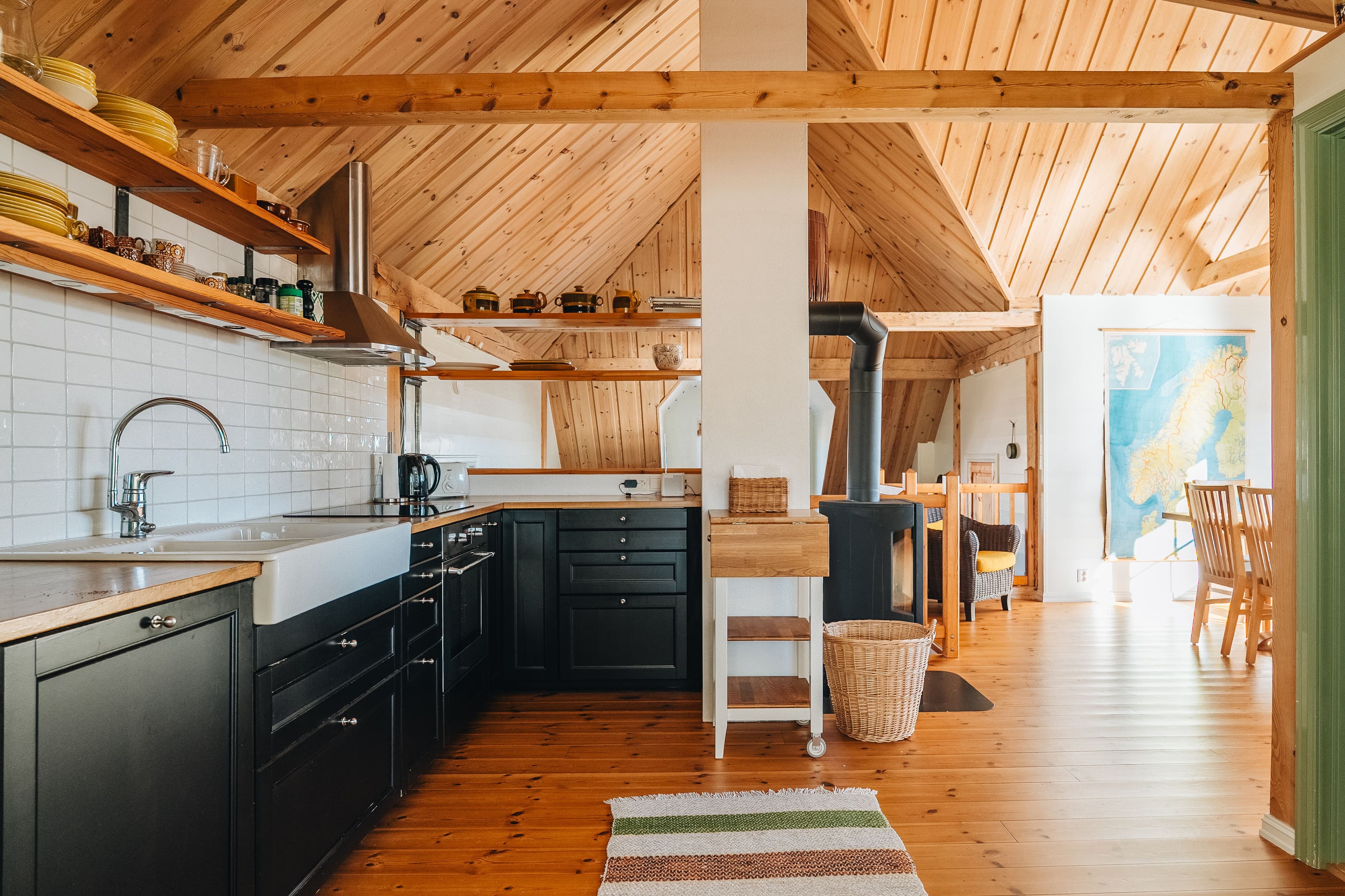 Stoler rundt et bord, med kjøkken i bakgrunnen