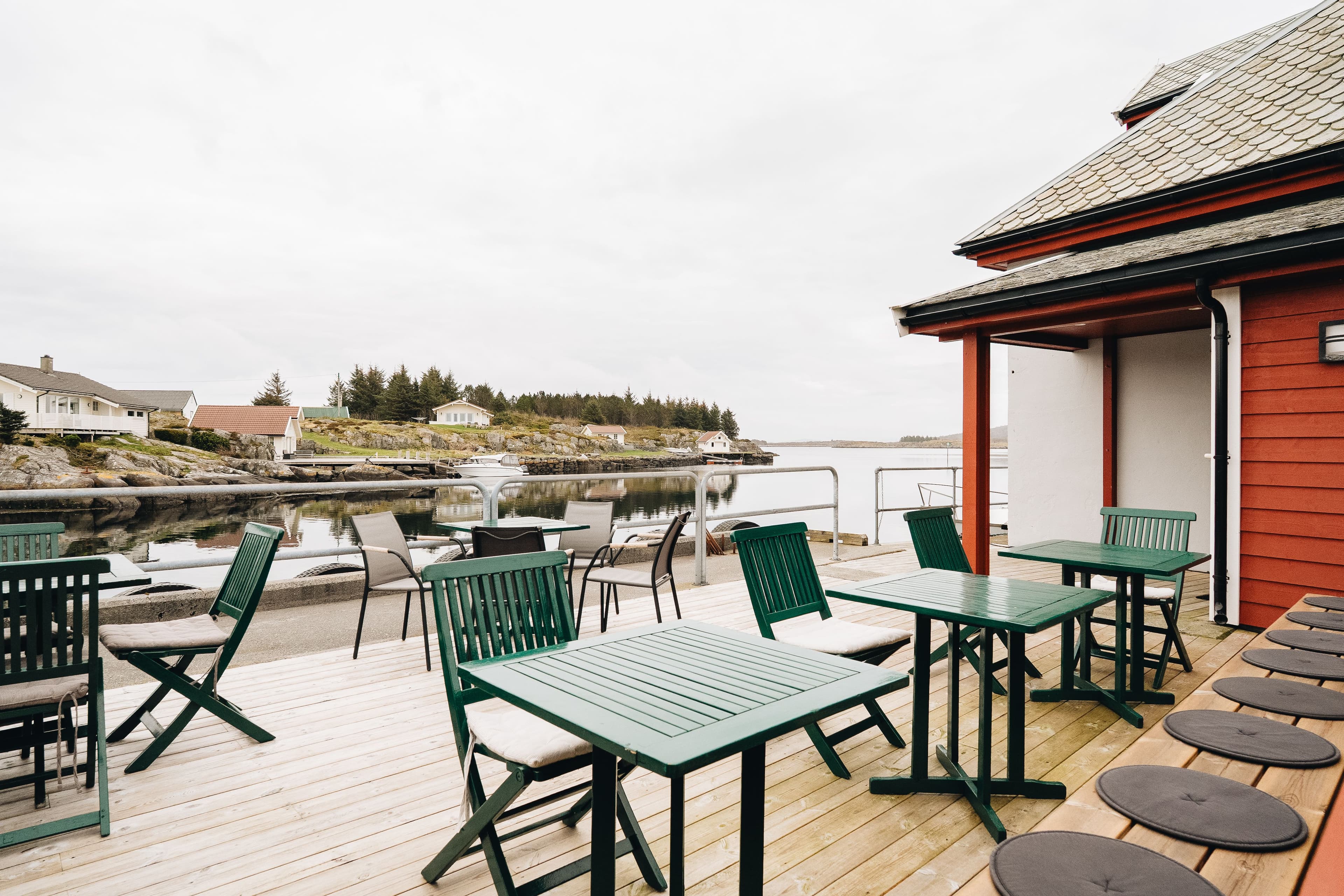 Uteservering med bord og stoler