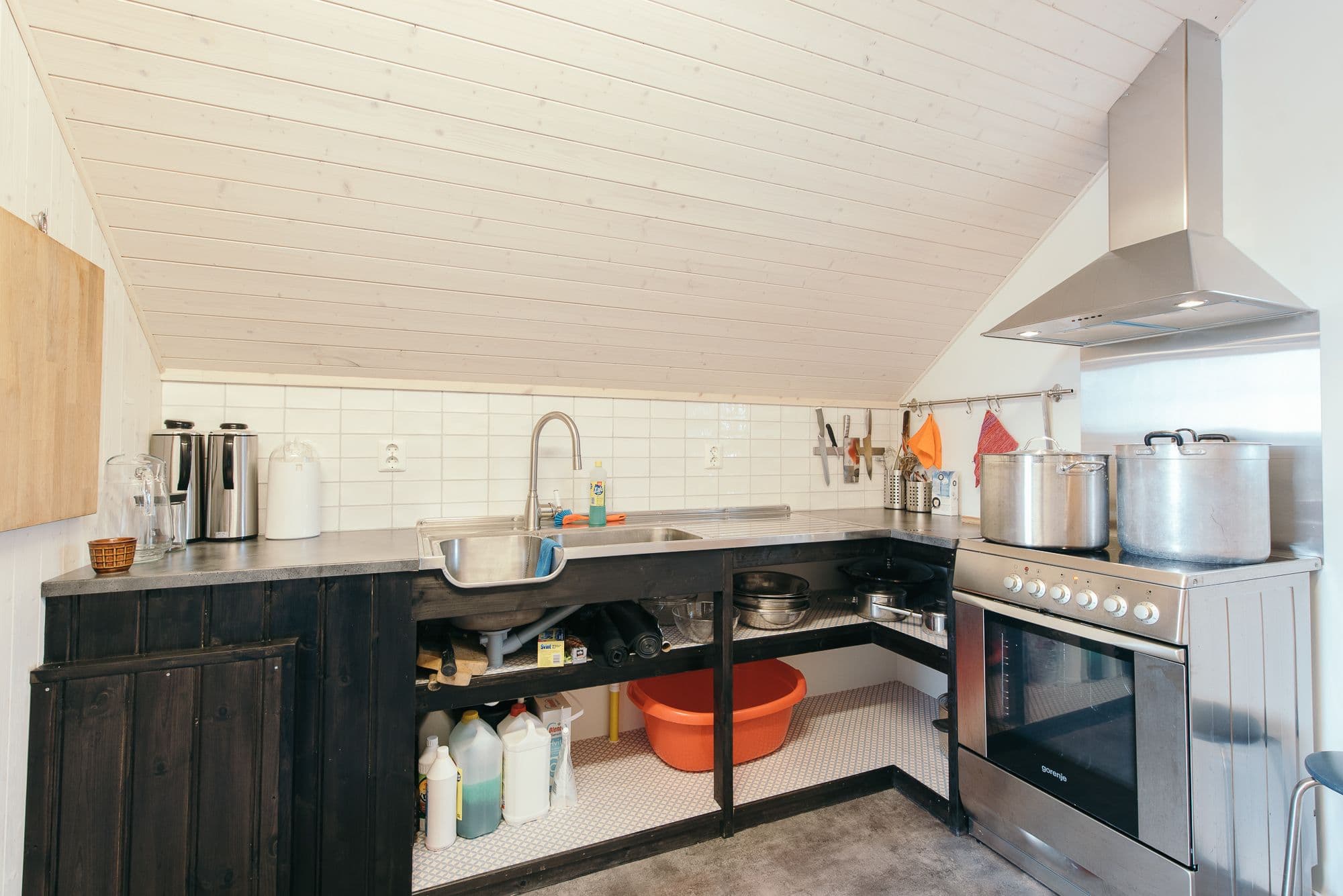 Grovkjøkken med vask, komfyr og benk